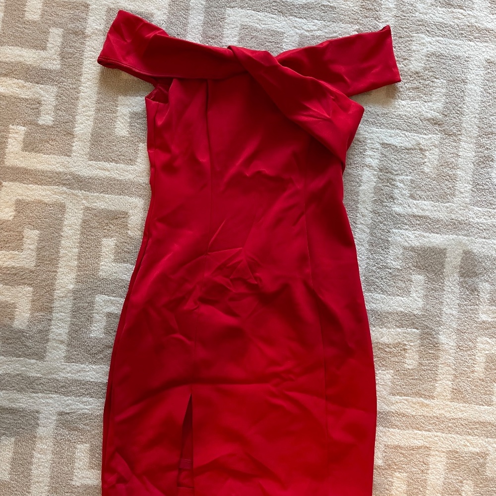 🎉✨HOST PICK⭐️🎉 Guess Off The Shoulder Sleeve RED Dress